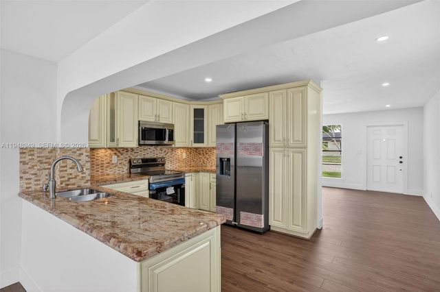 7721 NW 35th St, Davie, FL 33024