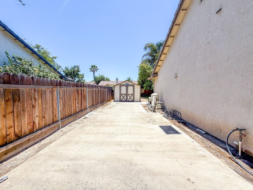 Image 14 of property listing at 2451 W Cheryll Avenue, Porterville, CA 93257