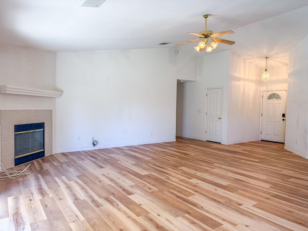 Image 5 of property listing at 2451 W Cheryll Avenue, Porterville, CA 93257