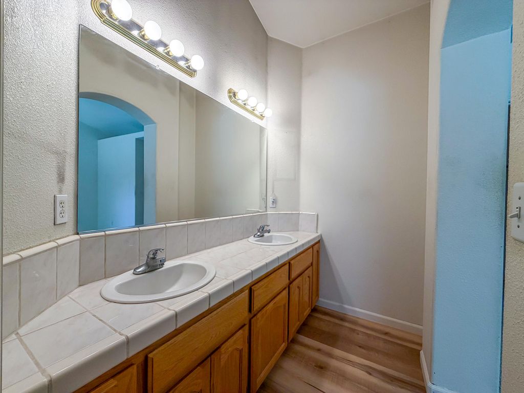 Image 9 of property listing at 2451 W Cheryll Avenue, Porterville, CA 93257