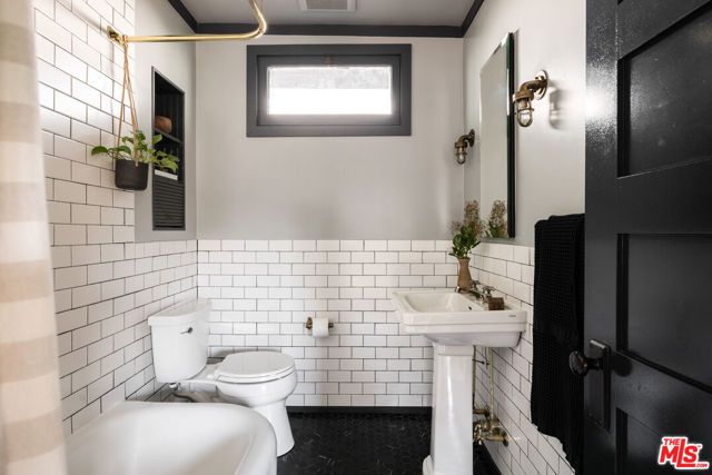 4311 Clayton Avenue, Los Angeles, CA 90027