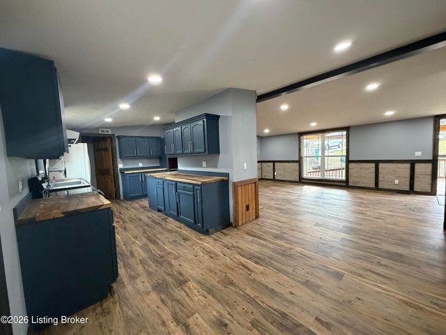 5401 Cedarwood Dr, Louisville, KY 40272