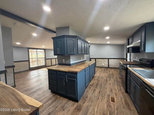 5401 Cedarwood Dr, Louisville, KY 40272