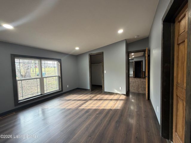 5401 Cedarwood Dr, Louisville, KY 40272