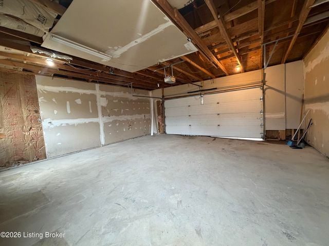 5401 Cedarwood Dr, Louisville, KY 40272