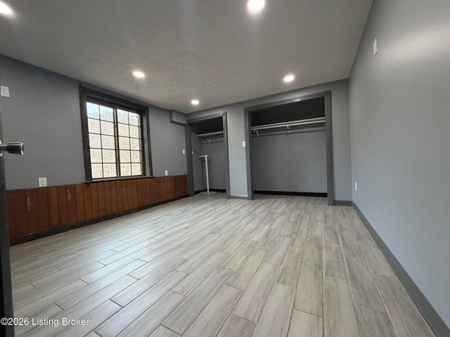 5401 Cedarwood Dr, Louisville, KY 40272