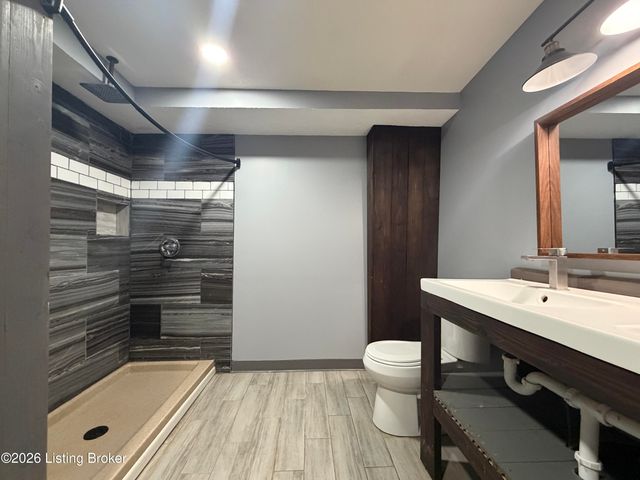 5401 Cedarwood Dr, Louisville, KY 40272