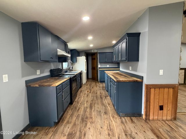 5401 Cedarwood Dr, Louisville, KY 40272