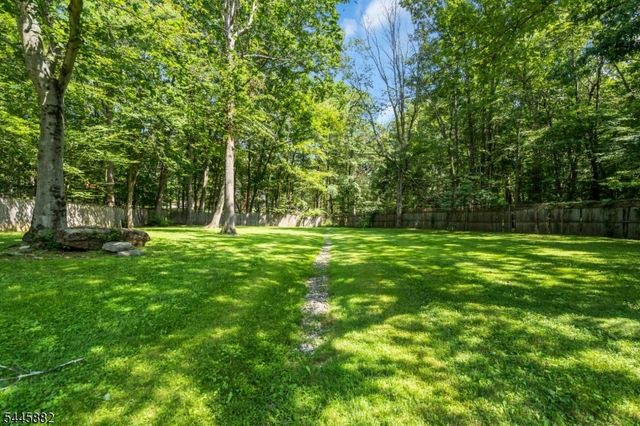 20 Cora Ln, Chester Twp., NJ 07930