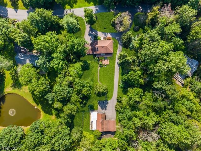 20 Cora Ln, Chester Twp., NJ 07930