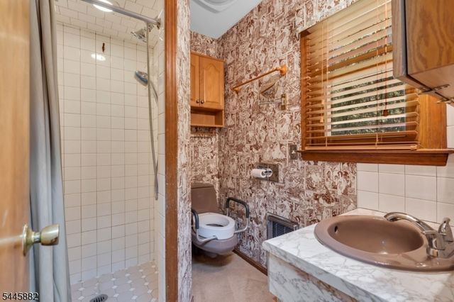 20 Cora Ln, Chester Twp., NJ 07930