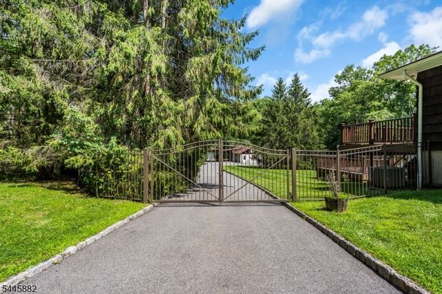 20 Cora Ln, Chester Twp., NJ 07930