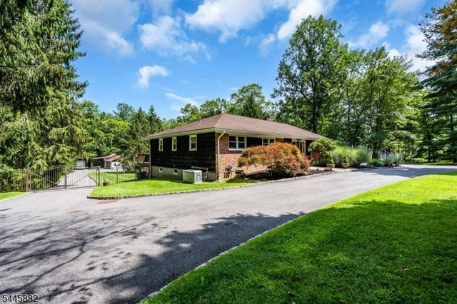 20 Cora Ln, Chester Twp., NJ 07930