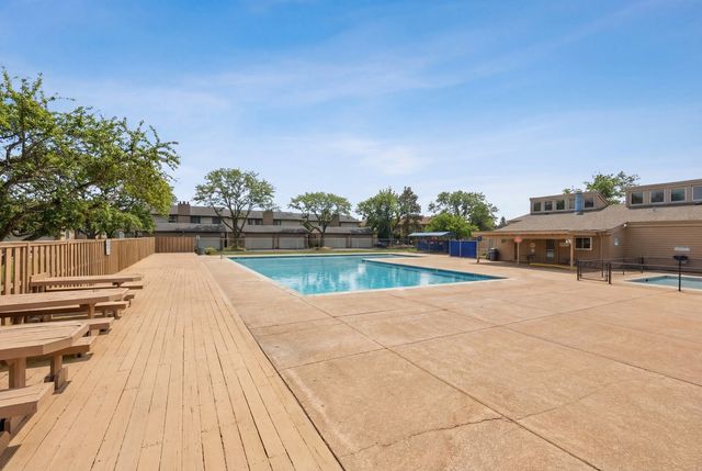 425 E Grouse Lane, Deerfield, IL 60015