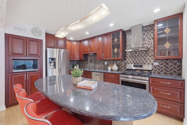 425 E Grouse Lane, Deerfield, IL 60015