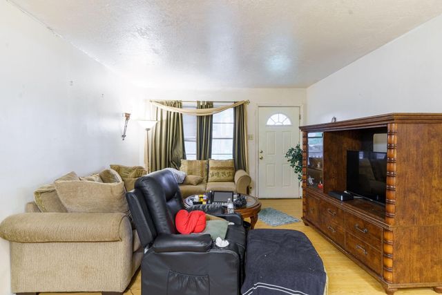 5634 Schevers Street, Houston, TX 77033