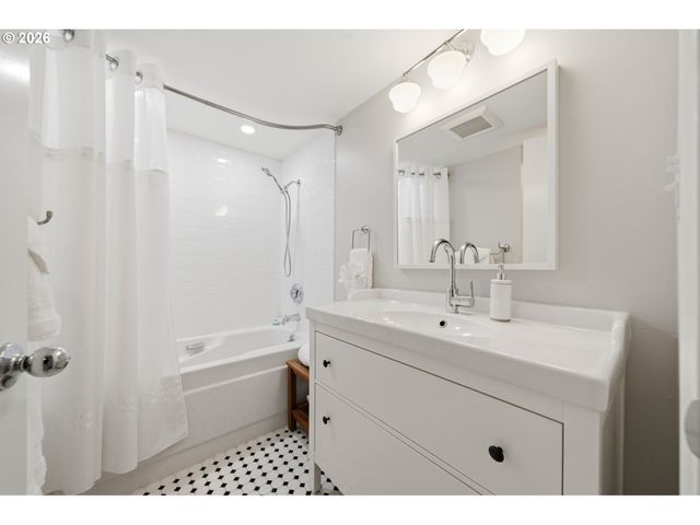 6625 W Burnside Rd 226, Portland, OR 97210