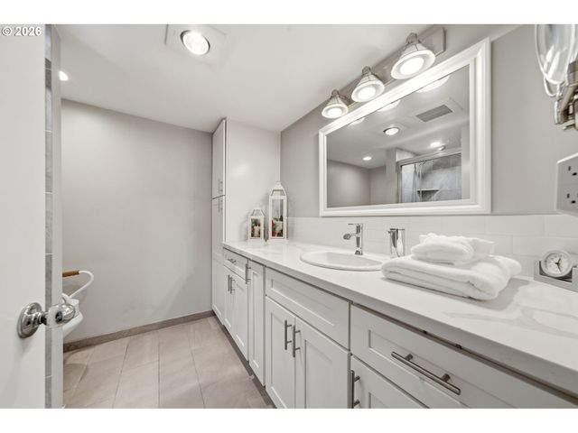 6625 W Burnside Rd 226, Portland, OR 97210