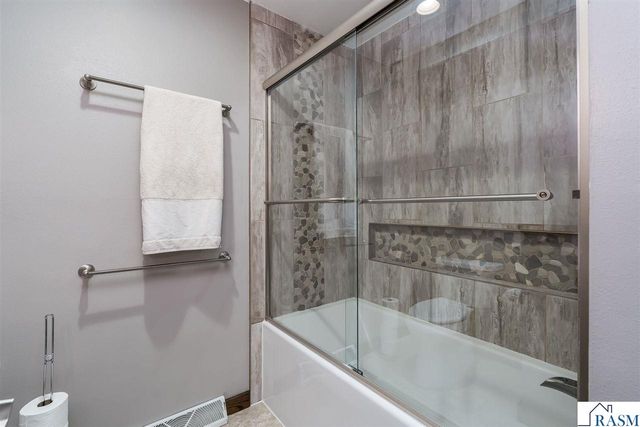 235 NE Drew Avenue, Madelia, MN 56062