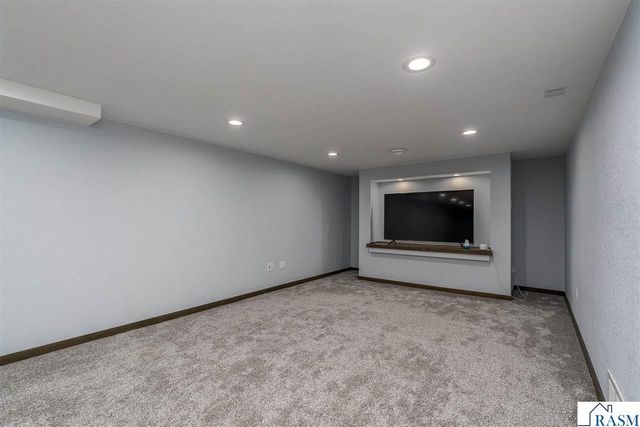 235 NE Drew Avenue, Madelia, MN 56062