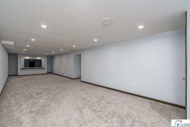 235 NE Drew Avenue, Madelia, MN 56062