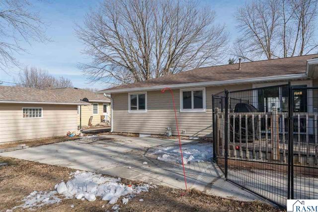 235 NE Drew Avenue, Madelia, MN 56062