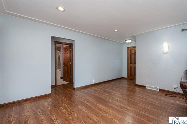 235 NE Drew Avenue, Madelia, MN 56062