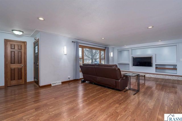 235 NE Drew Avenue, Madelia, MN 56062