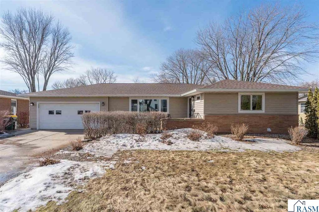 235 NE Drew Avenue, Madelia, MN 56062