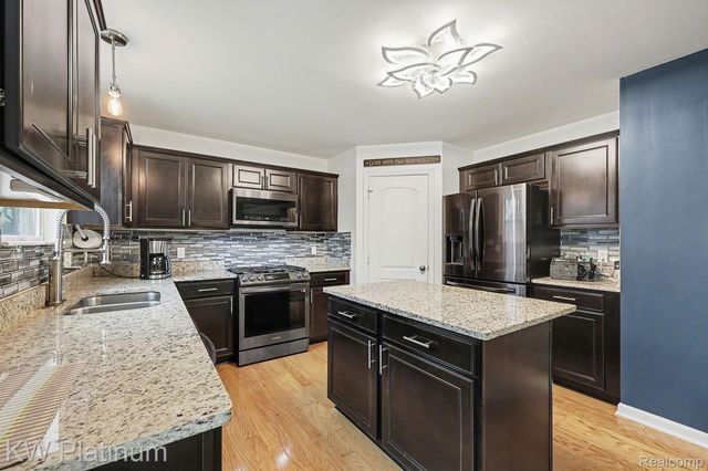 58612 Virginia Circle, New Haven Village, MI 48048