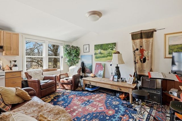 128 West St, Hadley, MA 01035