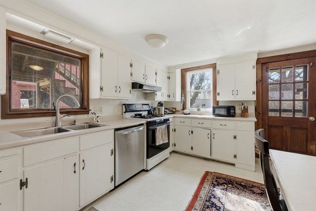 128 West St, Hadley, MA 01035