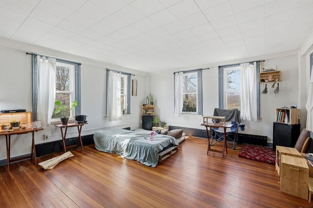 128 West St, Hadley, MA 01035