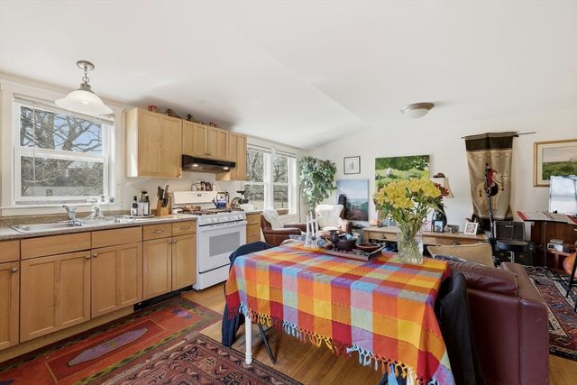 128 West St, Hadley, MA 01035