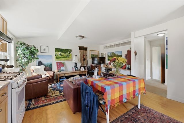 128 West St, Hadley, MA 01035