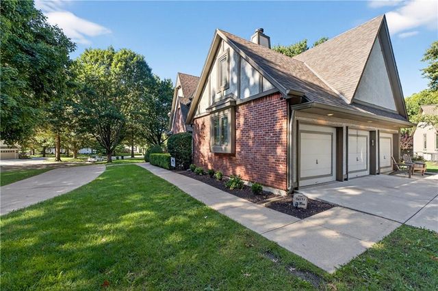 5028 W 112th Terrace, Leawood, KS 66211