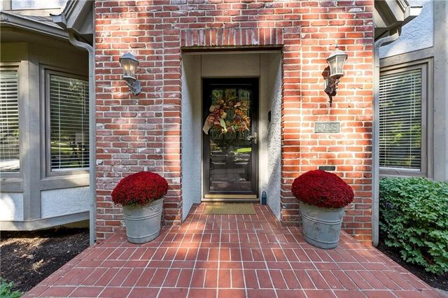 5028 W 112th Terrace, Leawood, KS 66211