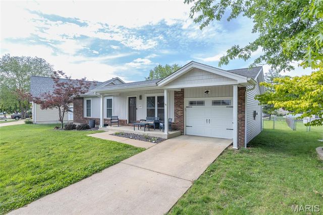 4367 Meadowgreen Estates Dr, St Louis, MO 63129
