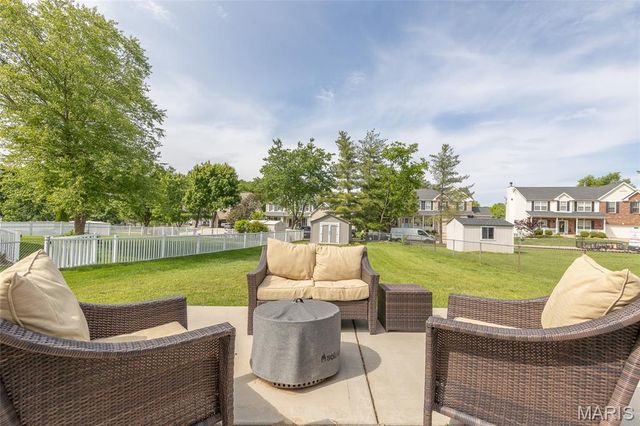 4367 Meadowgreen Estates Dr, St Louis, MO 63129