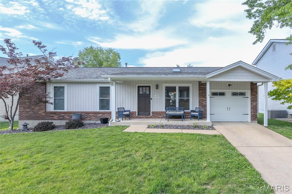 4367 Meadowgreen Estates Dr, St Louis, MO 63129