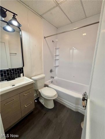 2035 Chesterland Avenue, Lakewood, OH 44107