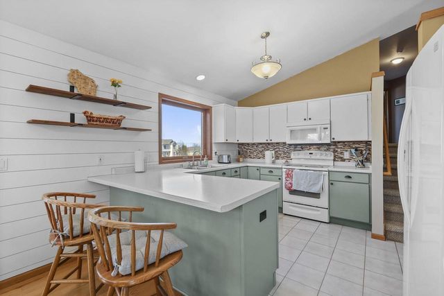 639 N Woods Edge Drive, Oregon, WI 53575