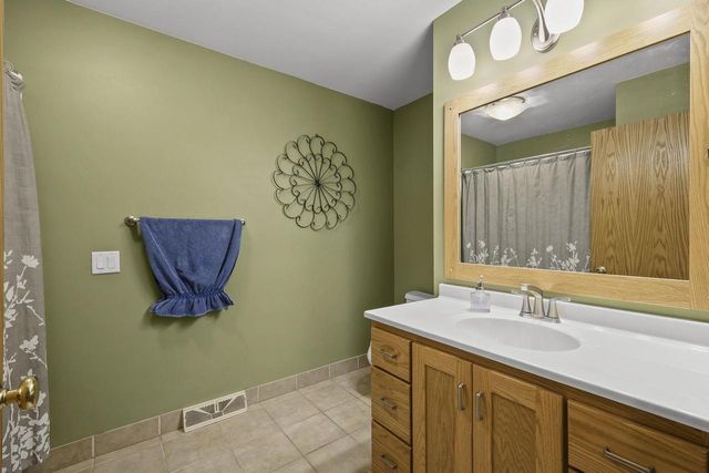 639 N Woods Edge Drive, Oregon, WI 53575