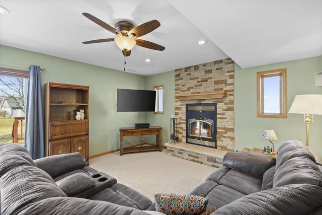 639 N Woods Edge Drive, Oregon, WI 53575