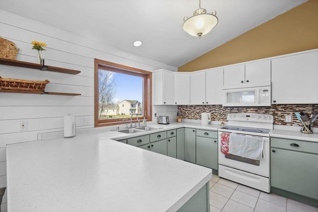 639 N Woods Edge Drive, Oregon, WI 53575