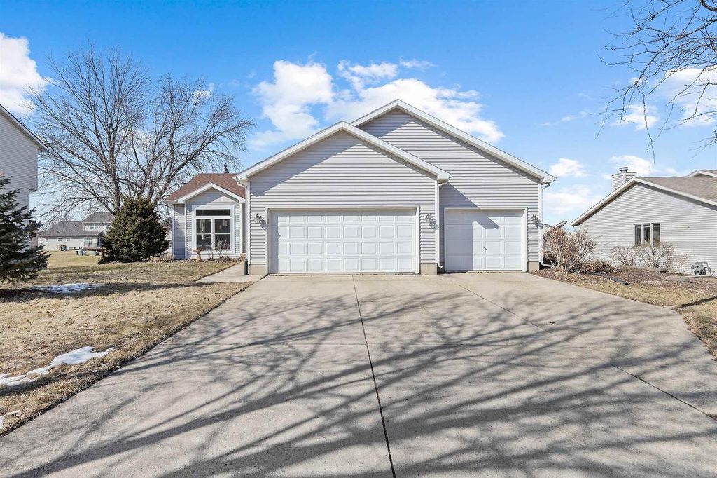 639 N Woods Edge Drive, Oregon, WI 53575