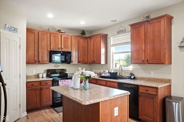 7895 Blue Jay Way, Zionsville, IN 46077