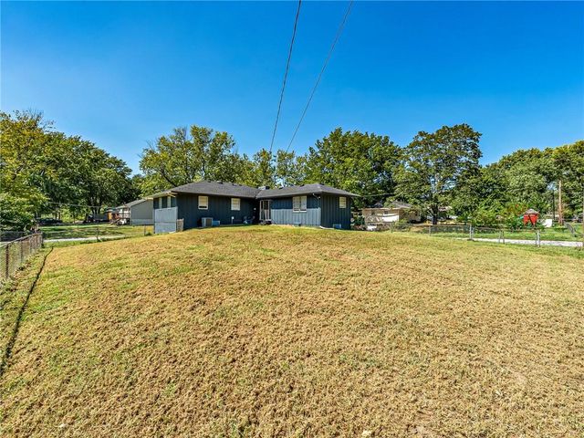 1400 SW Speas Drive, Blue Springs, MO 64014