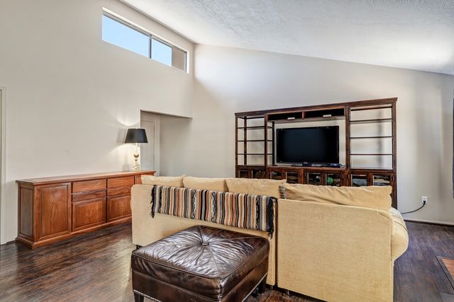 215 Western Hills Drive SE, Rio Rancho, NM 87124