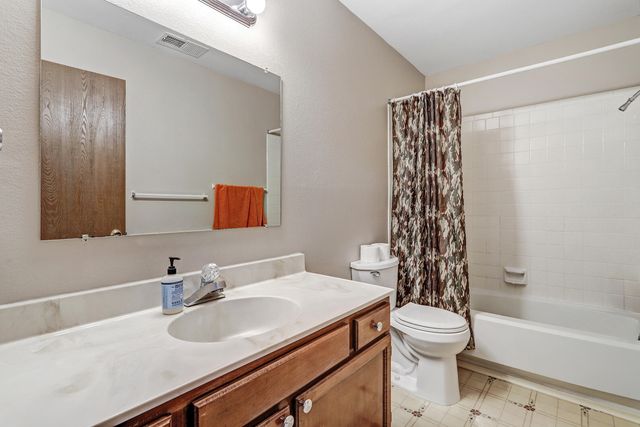215 Western Hills Drive SE, Rio Rancho, NM 87124